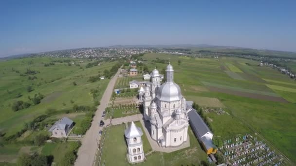 Kerk. schieten vanuit een drone — Stockvideo