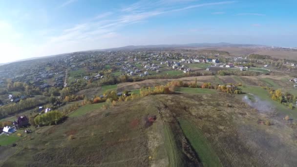 Antenn drönare bild av jordbruksmark landskap — Stockvideo