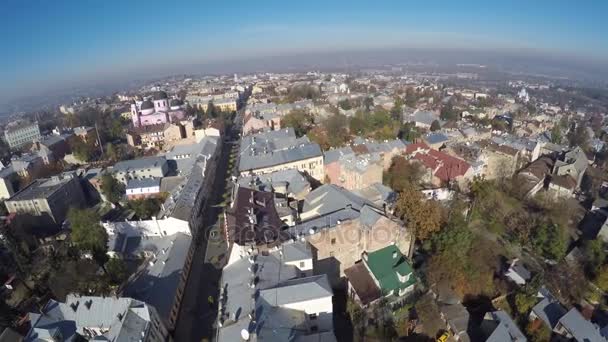 Flug einer Drohne über der Stadt — Stockvideo