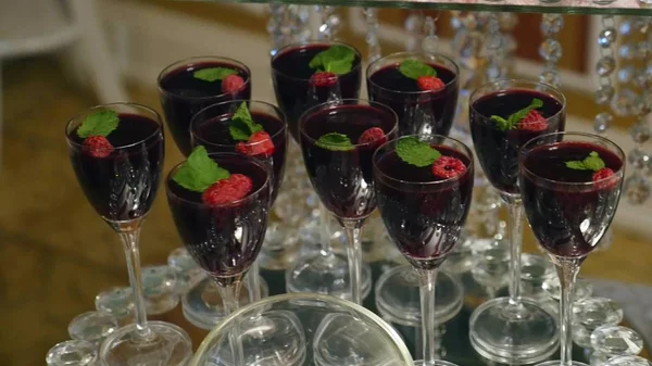 Vasos con bebidas alcohólicas con frambuesas —  Fotos de Stock