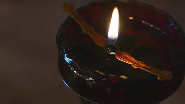Красная свеча в церкви — стоковое фото