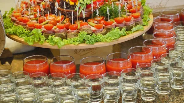 Mesa de banquete de catering bellamente decorada con diferentes aperitivos y aperitivos en el evento de fiesta de cumpleaños de Navidad corporativa o celebración de la boda —  Fotos de Stock