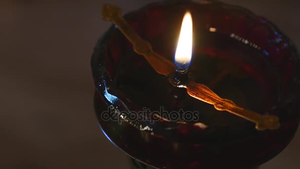 Червона свічка в церкві — стокове відео