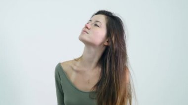 genç güzel kadın kılığında beyaz zemin üzerine izole