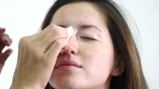 Nära upp Makeup artist torka kvinnans ansikte — Stockvideo
