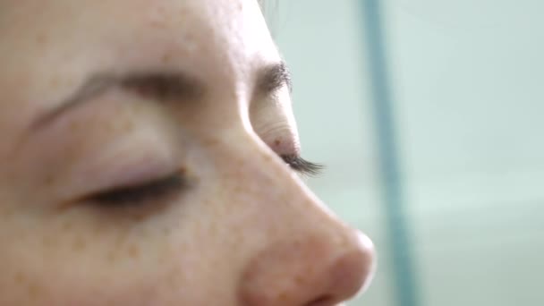 Макіяж художник одягає макіяж на моделі браузери з косметичним обладнанням — стокове відео