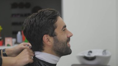 Kuaför Salonu genç adam. Kuaför kadın ve ona müşteri