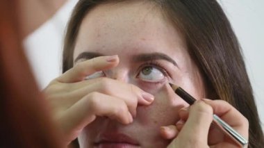 Göz kalem uygulama profesyonel makyaj sanatçısı