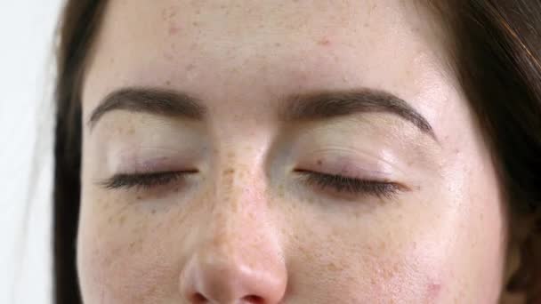 Make-up-Artist malt ein junges Mädchen Augenbrauen dunkel professionelle Farbe — Stockvideo