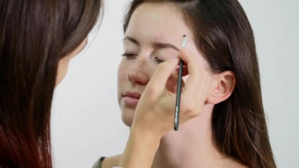 Professionell makeupartist tillämpa ögonpenna — Stockvideo