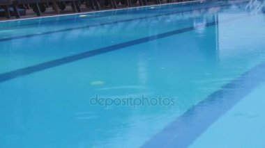 Şiddetli yağmur bir havuz içine düşüyor. Düşen yağmurun sesi