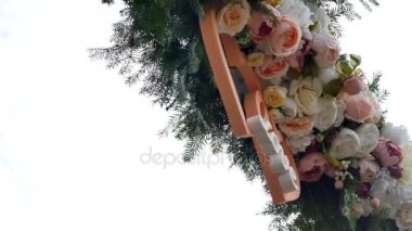 Çiçeklerle süslenmiş düğün kemeri