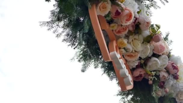 Bröllop båge dekorerad med blommor — Stockvideo