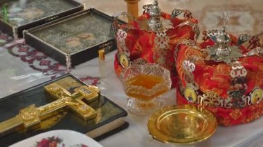 Düğün töreni için kilise öznitelikleri. Altın kron sunak üzerinde vardır. Rahip öznitelikleri. Kilisenin iç