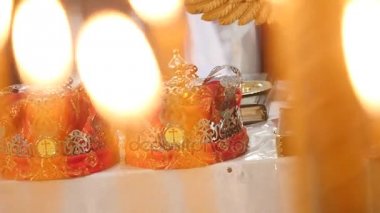 Kilisede mum yaktı. seçici odak