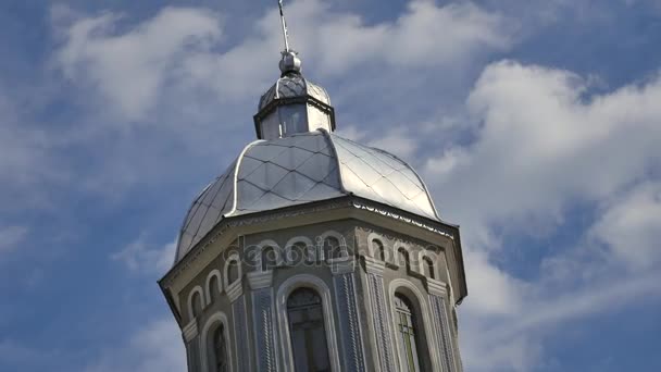 회색 벽 교회 실버 돔, 십자가. 푸른 하늘 배경 — 비디오