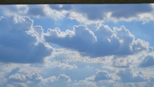 Schöne Wolkenlandschaft mit großen, bauenden Wolken und Sonnenaufgang, der durch Wolkenmassen bricht — Stockvideo