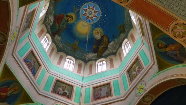 Православный золотой иконостас в православной церкви — стоковое видео