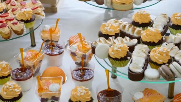 Candy Bar Boda, buffet de dulces, delicioso Candy bar en una boda — Vídeo de stock