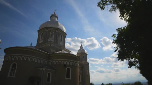 Kilise gri duvarlar Cupolas, haçlar gümüş. Bir arka plan üzerinde mavi gökyüzü — Stok video