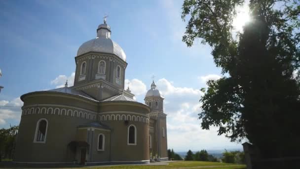 Kilise gri duvarlar Cupolas, haçlar gümüş. Bir arka plan üzerinde mavi gökyüzü — Stok video