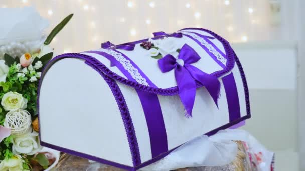 Blanco con caja de dinero de boda violeta — Vídeo de stock