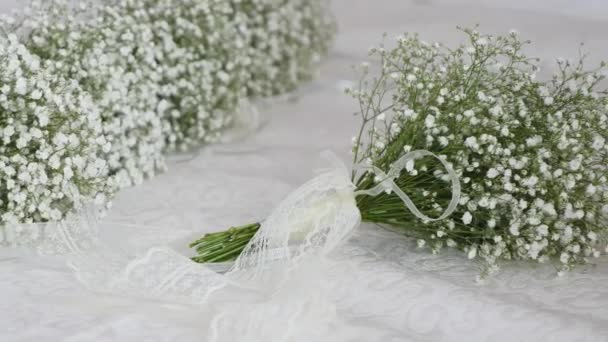 Bruiloft decoratie. Boeket van de bruid met gypsophila — Stockvideo