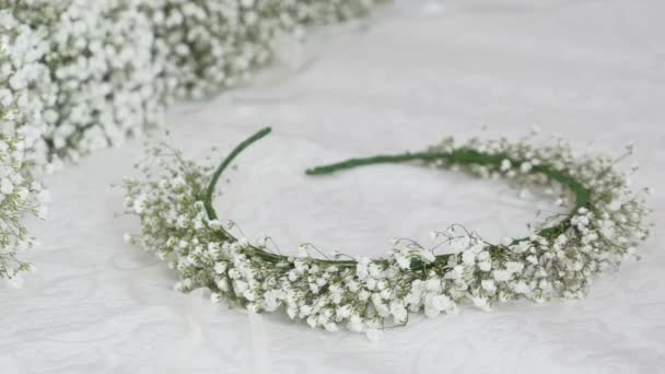 Bruiloft decoratie. krans bruid voor de bruid met gypsophila — Stockvideo