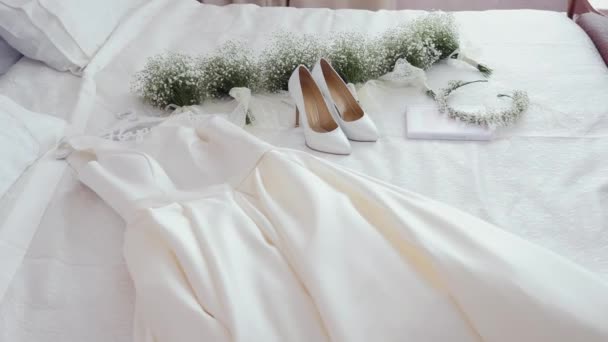 La composizione di bellissimi accessori da sposa sposa — Video Stock