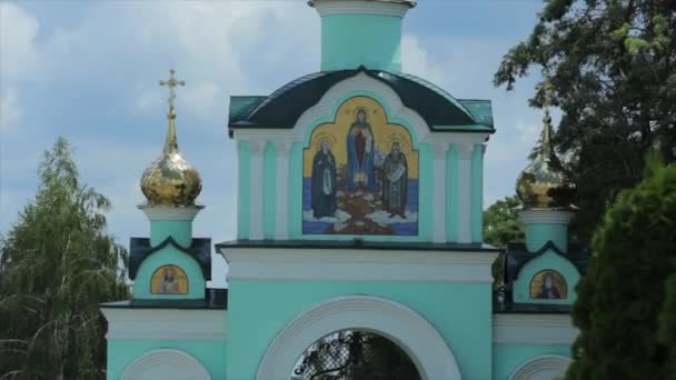 Blaue Wände mit goldenen Kuppeln der Kirche, Kreuze. blauer Himmel auf einem Hintergrund — Stockvideo