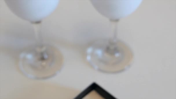 Twee wijnglas en gouden ringen — Stockvideo