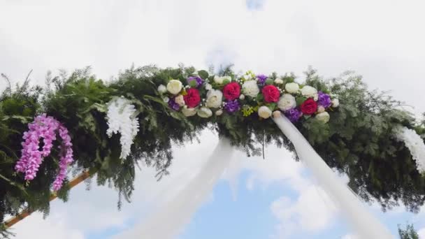 Arco de boda decorado con flores — Vídeo de stock