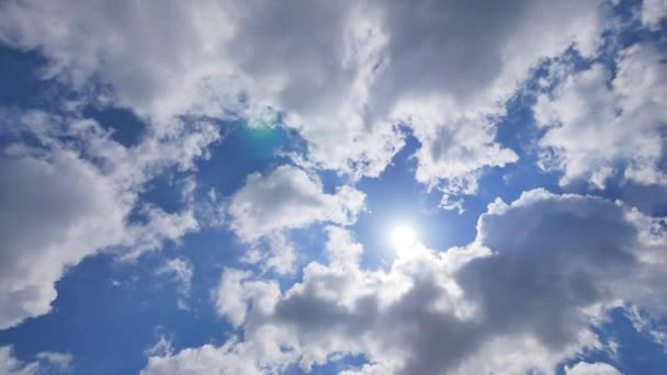 Hermoso paisaje nublado con grandes nubes y salida del sol rompiendo a través de la masa de nubes — Vídeos de Stock