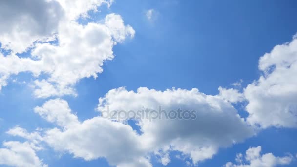 Schöne Wolkenlandschaft mit großen, bauenden Wolken und Sonnenaufgang, der durch Wolkenmassen bricht — Stockvideo