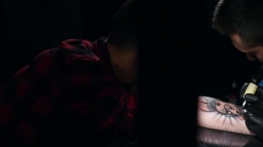 Dövme sanatçısı yaratılmasında kadeh