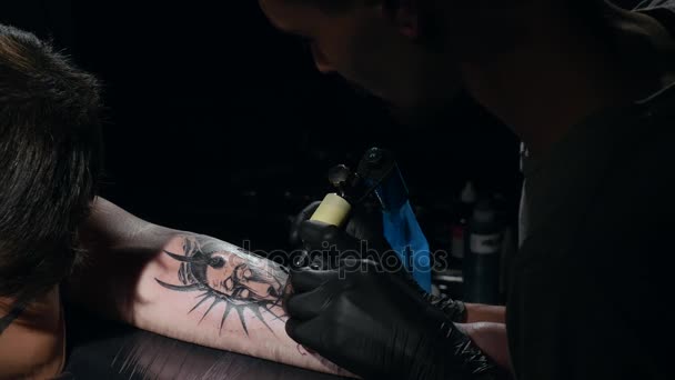 Tiro de artista del tatuaje en la creación — Vídeos de Stock