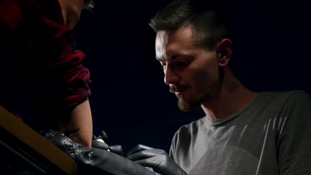 Tiro de artista del tatuaje en la creación — Vídeos de Stock