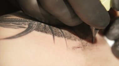 Dövme sanatçısı vücuda dövme tattoo studio, olun. yakın çekim