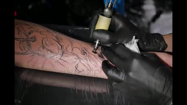 Tiro de artista del tatuaje en la creación. lipse de tiempo — Vídeos de Stock