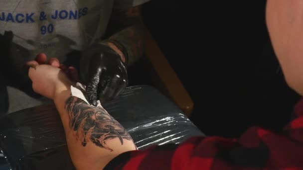 Tiro de tatuador na criação. lipse temporal — Vídeo de Stock