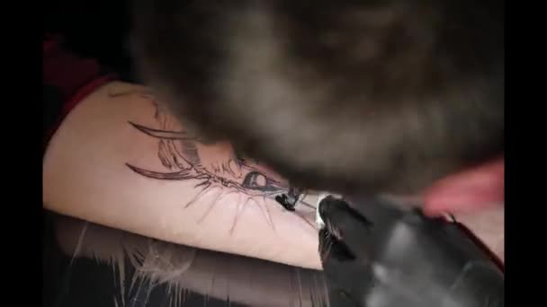 Shot of tattoo artist in creation — Stock Video