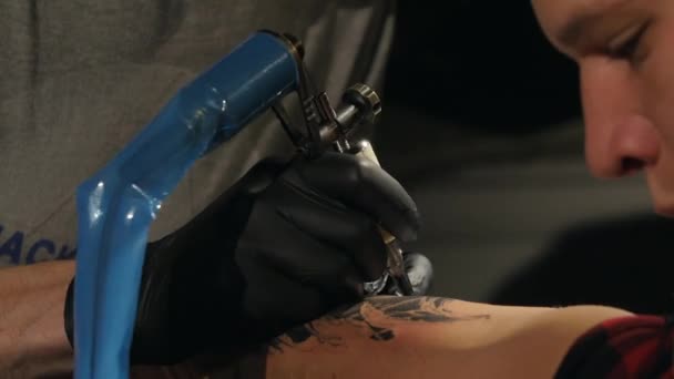 Выстрел татуировщика в создании — стоковое видео
