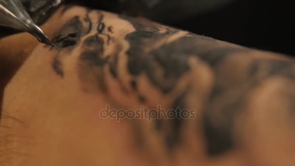 Tiro de artista del tatuaje en la creación — Vídeos de Stock