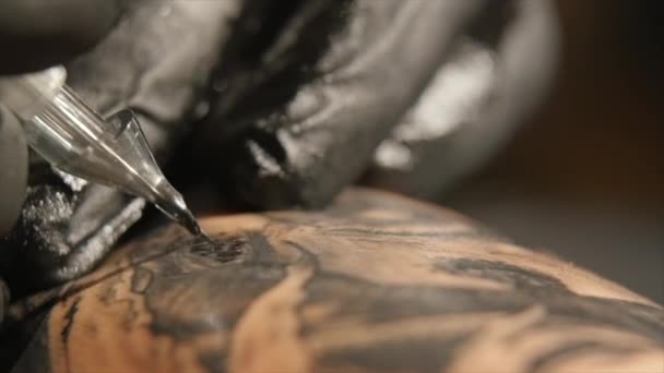 Tournage de tatoueur dans la création 