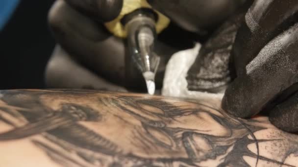 Tatuaje artista hacer tatuaje en el estudio, tatuaje en el cuerpo. de cerca — Vídeo de stock