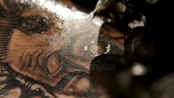 Tatuaggio artista fare tatuaggio in studio, tatuaggio sul corpo. vicino — Video Stock
