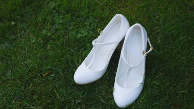 Güneşli bir gün, açık havada beyaz gelin ayakkabıları