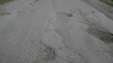 Çukurlar şehrin eski karayolu üzerinde