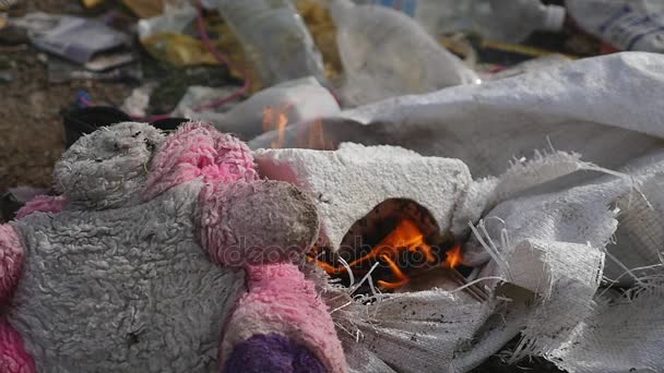 Płonący wysypisko śmieci, ekologiczne zanieczyszczenia — Wideo stockowe