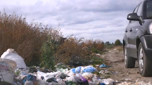 Vertedero de basura en llamas, contaminación ecológica — Vídeo de stock